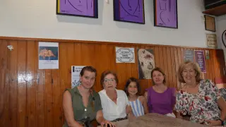 Marta García, junto a su abuela Marisa, y algunos familiares.
