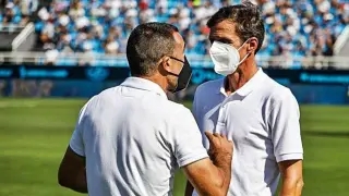 Carcedo y Ziganda dialogan antes del Ibiza-Real Oviedo.