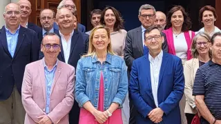 Foto de familia de los participantes en la presentación del Plan Aragonés de Impulso a la Economía Social, presidida por la consejera Marta Gastón
