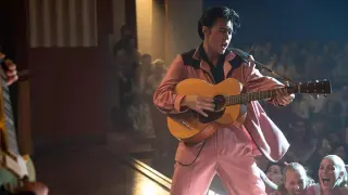 Austin Butler da vida a Elvis Presley en el filme.
