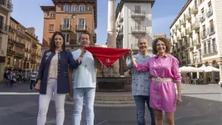 María Domingo y Belén Martínez (de rosa), de la peña el Disloque, las primeras mujeres encargadas de poner el pañuelo al Torico en las próximas Fiestas de La Vaquilla