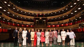 La Reina Letizia y los acompañantes de los líderes de la OTAN durante la visita al Teatro Real.