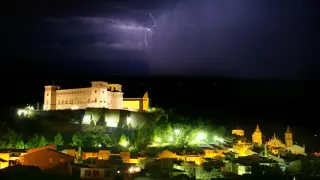 Vista de Alcañiz y su castillo de noche