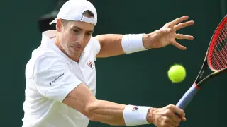 El tenista estadounidense John Isner, este viernes contra Jannik Sinner en el torneo de Wimbledon.
