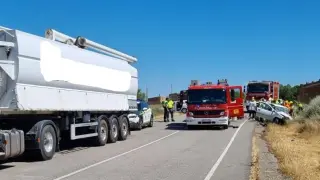 Servicios de emergencia en el lugar del accidente, con dos vehículos implicados.
