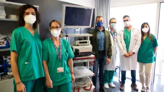 El profesor Bayo junto al equipo del doctor Baeza, en el Hospital General de Elche.