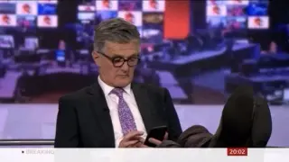 Tim Willcox, a sus cosas durante el informativo de la BBC.