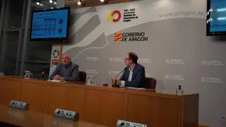 El consejero de Agricultura, Joaquín Olona, en la rueda de prensa ofrecida hoy en la DGA junto al director general de Desarrollo Rural, Jesús Nogués.