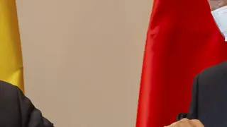El ministro de Exteriores español, José Manuel Albares (i), durante su reunión bilateral con su homólogo chino.