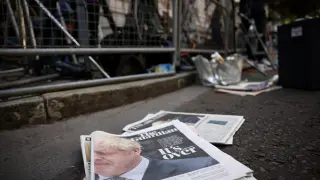 Un periódico con la noticia de la dimisión de Johnson, en el suelo este viernes en Londres.