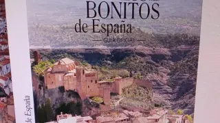 Una vista de Alquézar protagoniza la guía anual editada por la asociación de los pueblos más bonitos de España.