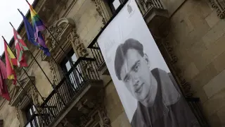 Imagen de Miguel Ángel Blanco en la fachada del ayuntamiento de Ermua, Vizcaya.
