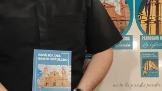 El alcalde de Calatayud, José Manuel Aranda; el prior de la basílica del Santo Sepulcro, Javier Sanz, y el concejal de Turismo, Jorge Lázaro, muestran los ejemplares impresos