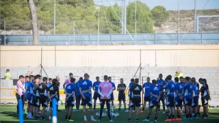 La plantilla del Real Zaragoza, con exceso de jugadores, ayer al inicio de la mañana en una Ciudad Deportiva en obras de mejora.