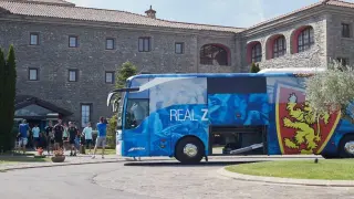 El autobús del Real Zaragoza recoge a la expedición en Boltaña para regresar en la tarde de este martes a Zaragoza.