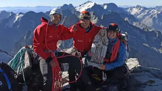 Montañeros del GTAA en la cima de La Meije.