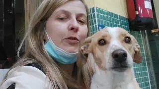 Beatriz Weil con su perro Mollete, atropellado por un tren.