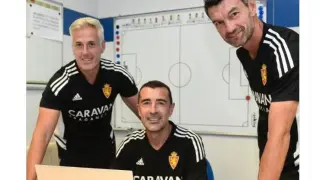 Juan Carlos Carcedo, hace pocos minutos, en su despacho de la Ciudad Deportiva junto a Sergio Domínguez y Sebastián Corona, sus ayudantes directos.