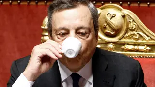 El primer ministro Mario Draghise toma un café en el Senado.