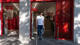 Jesús Ortega sale de hacer la compra en un supermercado, este viernes en Zaragoza.