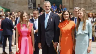 Los reyes, la princesa de Asturias y la infanta Sofía asisten a la ofrenda al apóstol Santiago.