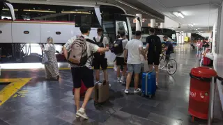 Viajeros en la estación de autobuses de Zaragoza.
