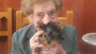 Ana Lorao, fallecida ayer en Alagón, la pasada semana, celebrando su 104 cumpleaños.