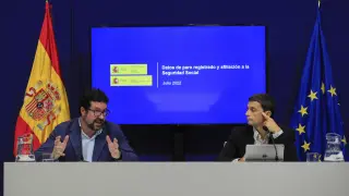 El secretario de Estado de Empleo y Economía Social, Joaquín Pérez Rey (i), presenta los datos de paro y afiliación de julio.