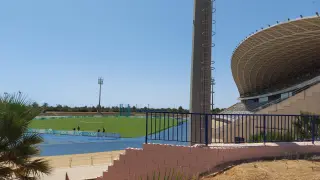 El estadio Ciudad de Málaga, sede este miércoles del partido Betis-Real Zaragoza, a las 14.00 en plena adecuación del campo de fútbol entre las pistas de atletismo.