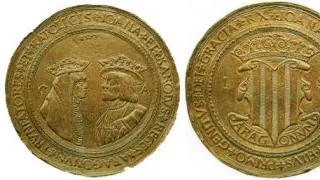 Anverso y reverso de los cien ducados de oro de Juana I y Carlos I, conservados en París.