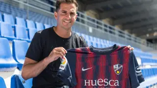 Juan Villar ya está en Huesca y ha posado con la elástica azulgrana.