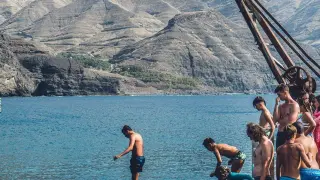 Varios bañistas saltan al mar en Agaete.