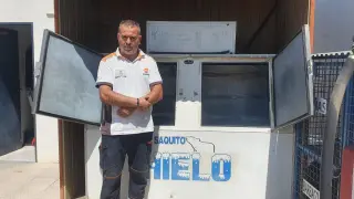 Ali El Moutawakil muestra el congelador de sacos de hielos vacío en la gasolinera Repsol de Fuentes de Ebro.