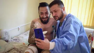Juan recibe la visita del presidente de Ucrania en el hospital donde se recupera de sus heridas.