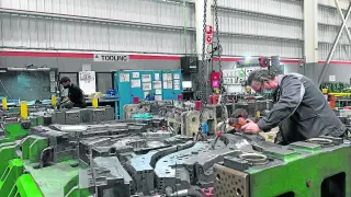 Operarios de Magna, industria proveedora de componentes de automoción, en la fábrica de Pedrola