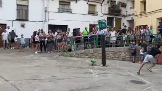 El vídeo del lanzamiento de carretillo en Cascante del Río (Teruel) que se ha hecho viral.