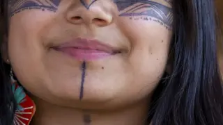 Helena Gualinga es la voz del "Kawsak Sacha", o "Selva Viviente", la filosofía indígena de comunión con la naturaleza de Sarayaku, su comunidad natal en la Amazonía de Ecuador,.