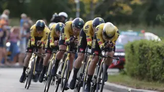 El equipo Jumbo-Visma, este viernes durante la primera etapa de La Vuelta 2022, con una crono inaugural