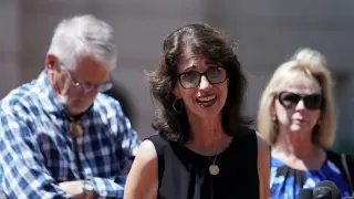 Diane Foley (c) y Carl y Marsha Mueller, cuyos hijos, James Foley y Kayla Mueller, fueron decapitados por El Shafee Elsheikh, tras el veredicto.