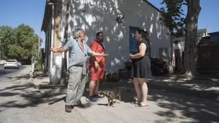 Ricardo Giménez, con su hijo José Luis y su nuera, Rosa, frente a la casa del paseo Lucas Mallada de Huesca que deben desalojar.