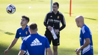 Giuliano Simeone, con el balón, y Mollejo, a la derecha, en un lance de un entrenamiento reciente ante la mirada de Carcedo.