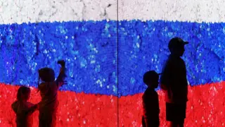 Unos niños de San Petersburgo frente a una bandera nacional en el Día de Rusia.