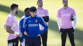 Clemente, delante de los tres porteros y de Nick Buyla, en el último entrenamiento con el Real Zaragoza antes de irse a Las Palmas.