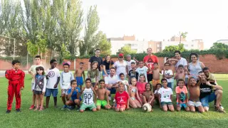 Niños saharauis y miembros de las familias de acogida tras jugar un partido de fútbol, ayer.  francisco Jiménez