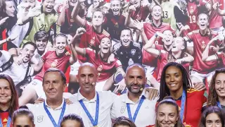 La selección femenina sub-20 recibe el homenaje del fútbol español