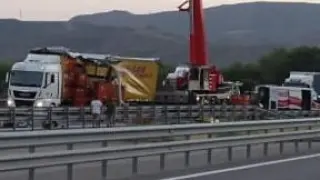Las grúas intentando retirar los camiones que colisionaron en el primer accidente.