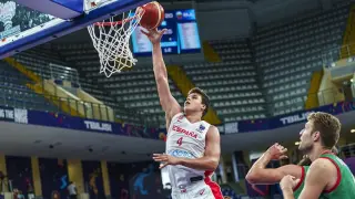 El aragonés Jaime Pradilla entra a canasta en el partido de estreno del Eurobasket