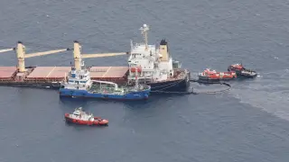 Extracción de combustible del barco varado en Gibraltar.