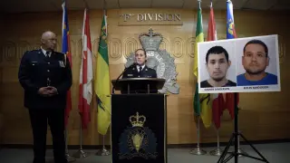 La Policía de Regina, en Canadá, junto a las fotografías de los sospechosos.