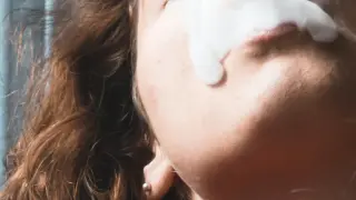 Una joven usando un cigarrillo electrónico